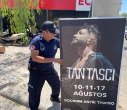 İzinsiz Asılan Afişler Toplanıyor