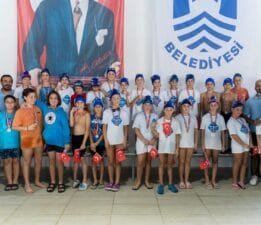 Minik yüzücülerin Cumhuriyet coşkusu