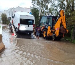 Derede mahsur kalan araçlar kurtarıldı