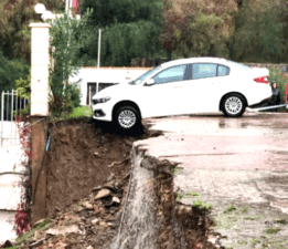 İstinat duvarı yağmura dayanamadı