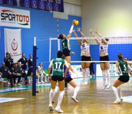 Sakarya Voleybol’u elinden kaçırdılar