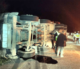 Beton mikseri virajı alamadı devrildi