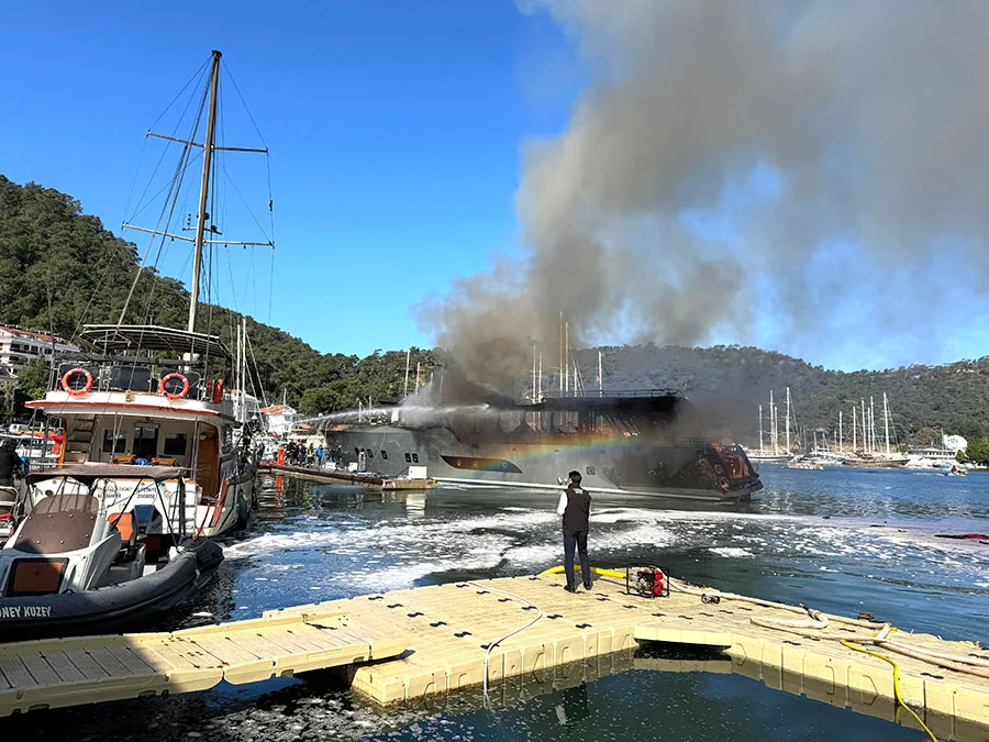 Tekne yangınına 11 itfaiye aracı 30 personelle müdahale