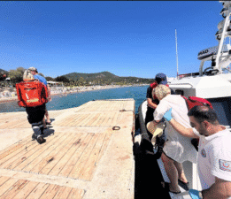 Yaralı turiste denizden tıbbi tahliye