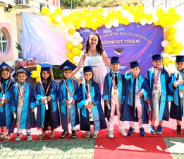 Miniklerin mezuniyet sevinci