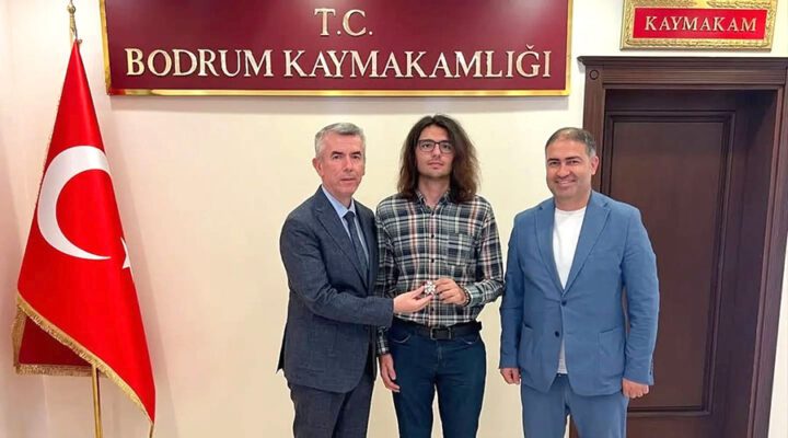 YKS Bodrum Birincisine Protokolden Tebrik ve Ödül