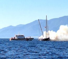 Bodrum açıklarında ahşap gulet yandı
