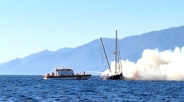 Bodrum açıklarında ahşap gulet yandı