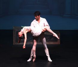 “Romeo ve Juliet” Sahnede…