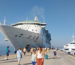 İki gemi ile Bodrum’a 3 bin 906 yolcu geldi