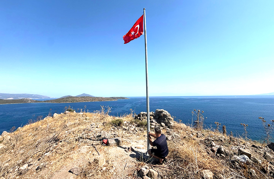 Bodrum’da eskimiş Türk bayrakları yenileniyor