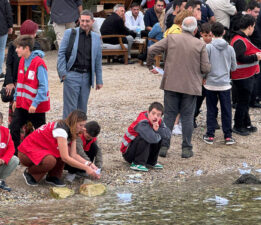 Kağıttan kayıkları “Gazze” için denize bıraktılar