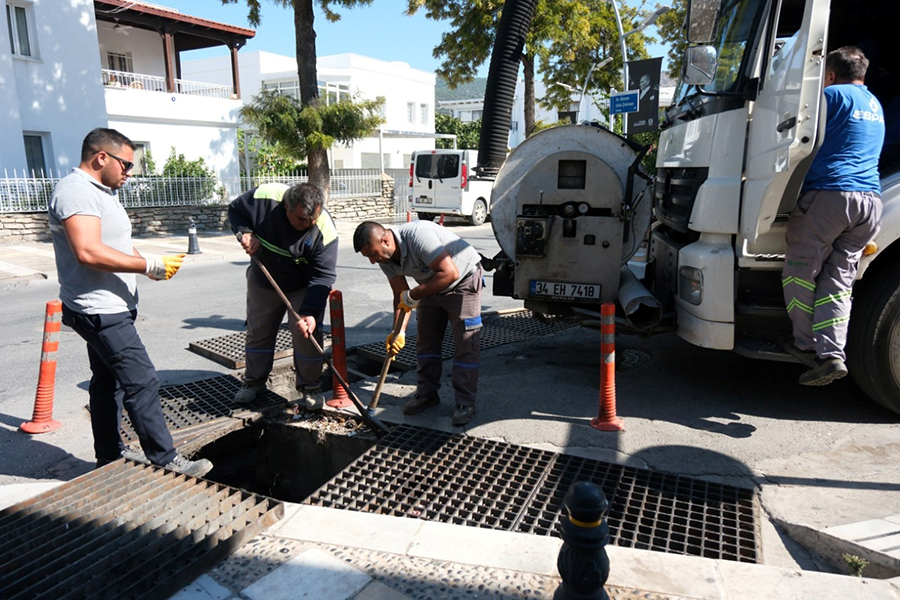 Bodrum’da Mazgal ve Yağmur Suyu Hattı Temizliği Sürüyor