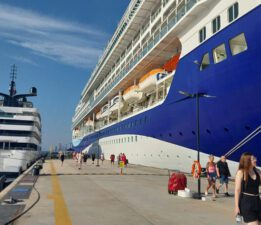 Bodrum’a 2 gemi birden geldi