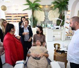 Profesyonel cilt bakımı ve makyaj eğitimi için bir araya geldiler