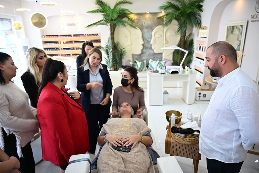 Profesyonel cilt bakımı ve makyaj eğitimi için bir araya geldiler