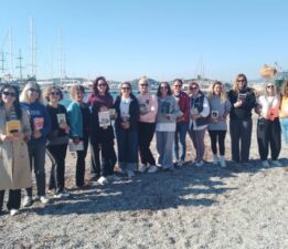 Sahilde kitap okuma keyfi