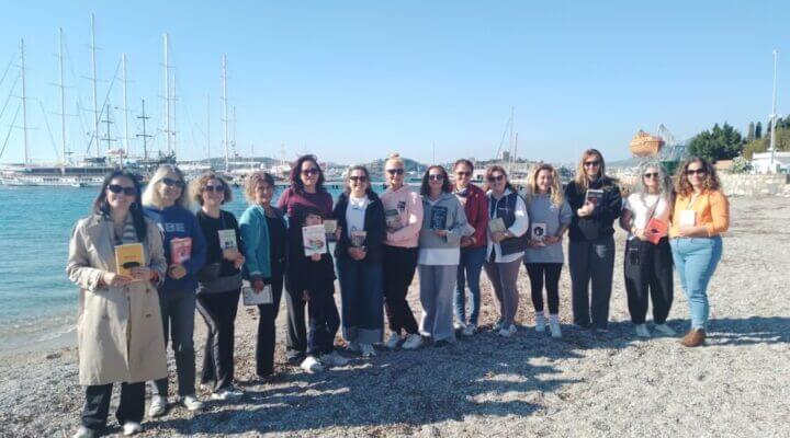 Sahilde kitap okuma keyfi