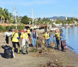 “Misgibi1Bodrum” Çevre Gönüllüleri atıkları temizliyor