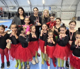 Cimnastik eğitimi alan Minikler alkış topladı