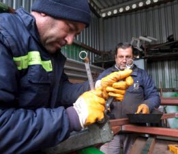 Geri dönüşümler usta ellerde temizlik araçlarına dönüştü