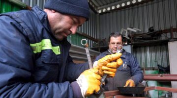 Geri dönüşümler usta ellerde temizlik araçlarına dönüştü