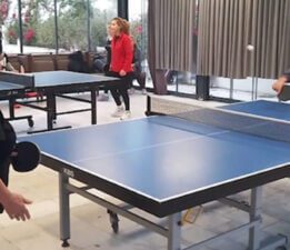Masa tenisiyle hastalıklarını unutuyorlar