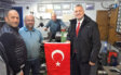 Esnafa Türk Bayrağı hediye edildi