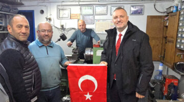 Esnafa Türk Bayrağı hediye edildi