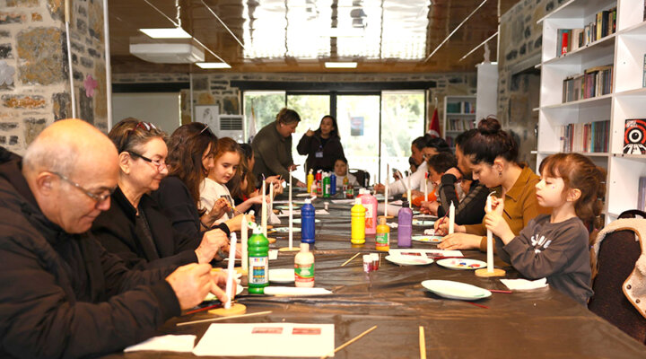 Üç Kuşak Mum Boyama Atölyesinde Buluştu