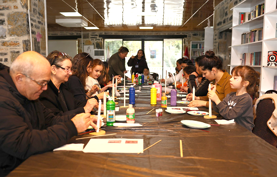 Üç Kuşak Mum Boyama Atölyesinde Buluştu