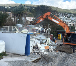 Paşatarlası’nda kaçak yapılar yıkılıyor