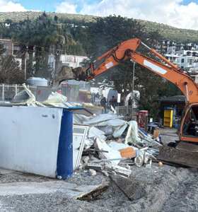 Paşatarlası’nda kaçak yapılar yıkılıyor