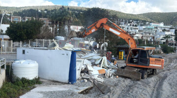 Paşatarlası’nda kaçak yapılar yıkılıyor