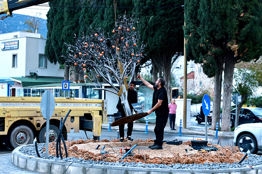 Müskebi’de Kavşağa mandalin ağacı figürü