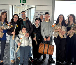 Sezonun ilk dış hat uçuşu çiçeklerle karşılandı