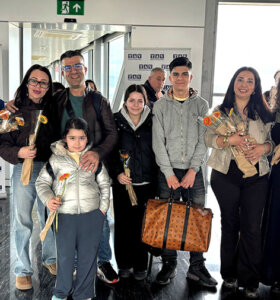 Sezonun ilk dış hat uçuşu çiçeklerle karşılandı