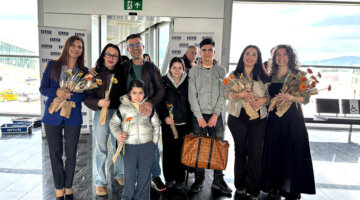 Sezonun ilk dış hat uçuşu çiçeklerle karşılandı