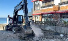 Kumbahçe sahilinde kaçak yapılar yıkılıyor