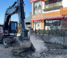 Kumbahçe sahilinde kaçak yapılar yıkılıyor