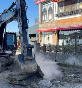 Kumbahçe sahilinde kaçak yapılar yıkılıyor