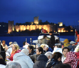Mahalle sakinleri iftarda buluştu