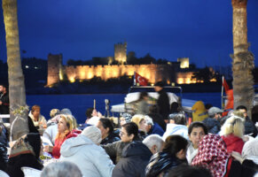 Mahalle sakinleri iftarda buluştu