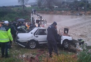 Sel sularına kapılan otomobilde can kaybı