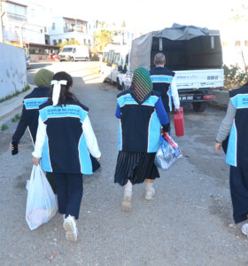 Bayram öncesi çocukların yüzü güldürüldü