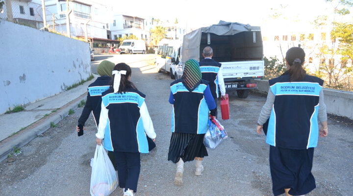 Bayram öncesi çocukların yüzü güldürüldü