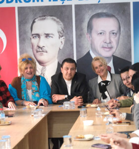 Ak Kadınlar Sahaya İniyor