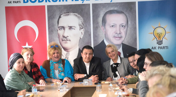 Ak Kadınlar Sahaya İniyor