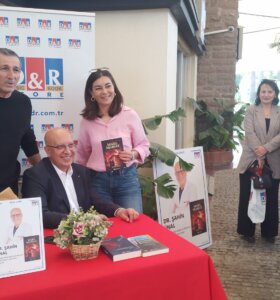 Yazar Dr. Şahin Ünal, imza gününde okurları ile buluştu