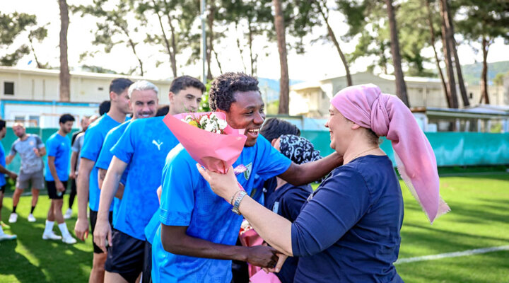 Futbolculardan Anneler Günü çiçeği